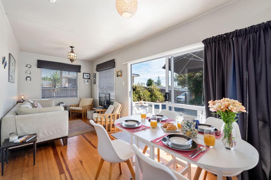 The Black Bach - Mt Maunganui Holiday Home Маунт Маунгануи Екстериор снимка